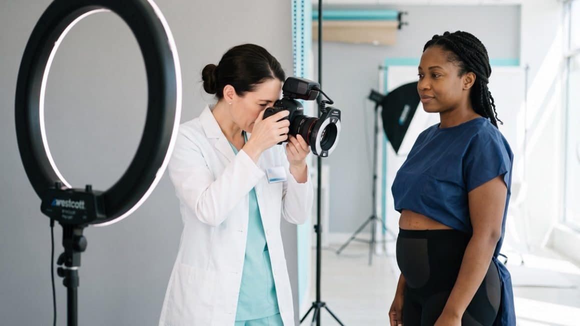 Professionele documentatie van het voor en na resultaat van een liposuctiebehandeling: de arts fotografeert het behandelgebied